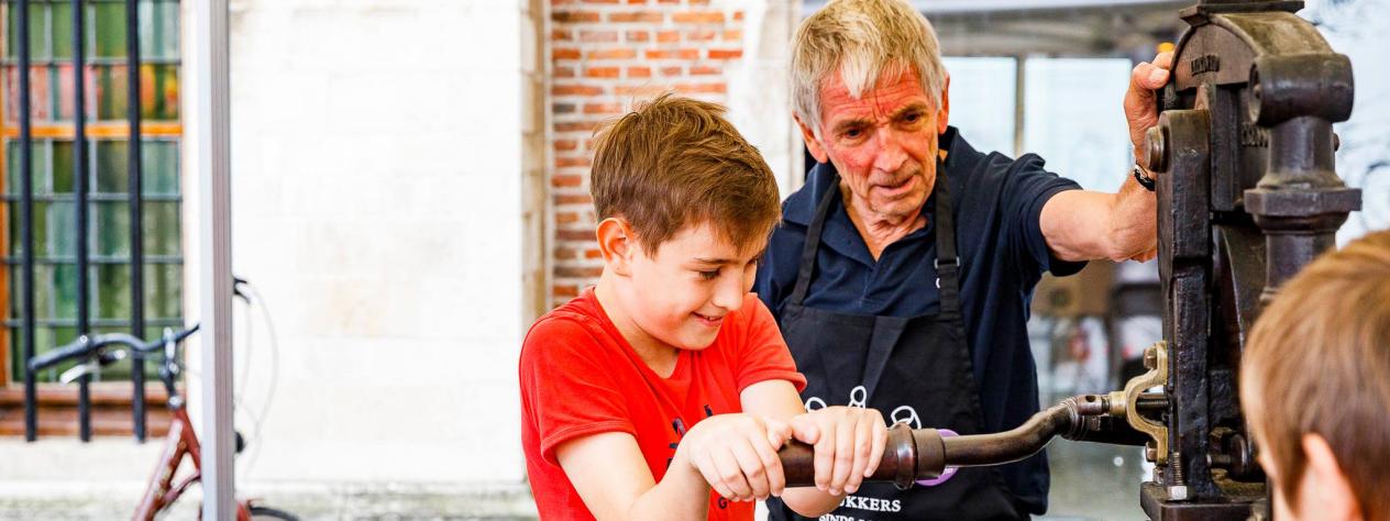 drukker voor de deur van het Museum Plantin-Moretus
