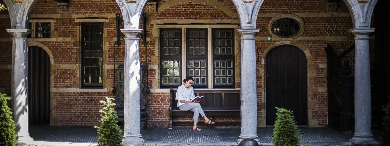 lezen in de binnentuin van Museum Plantin-Moretus