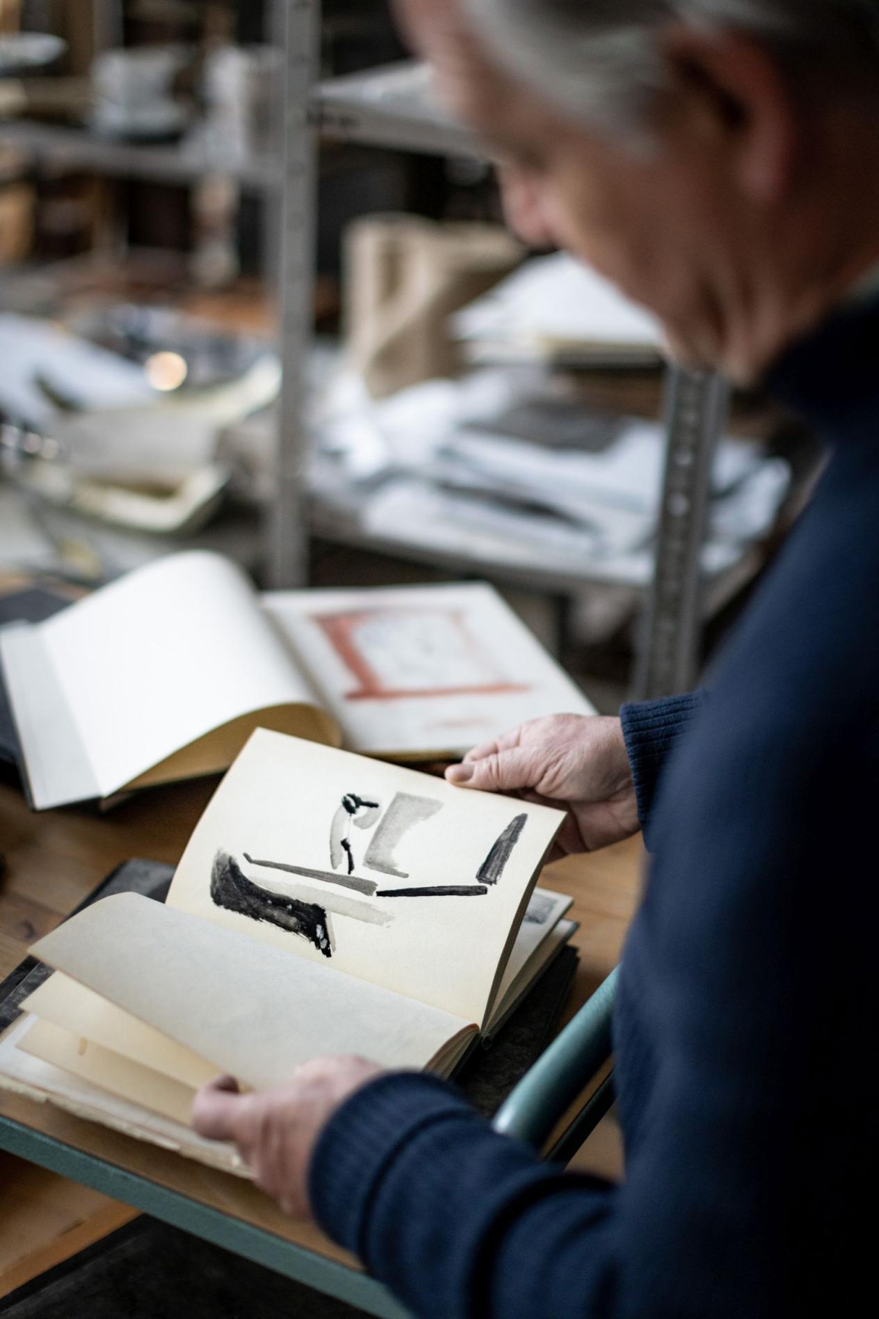 Philip Aguirre y Otegui in zijn atelier