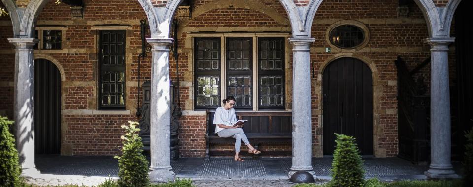 lezen in de binnentuin van het museum