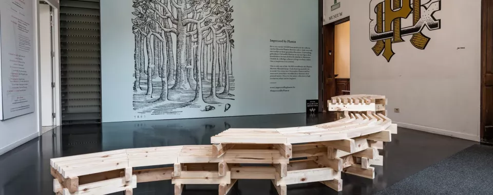 Foto van houten banken in een hal