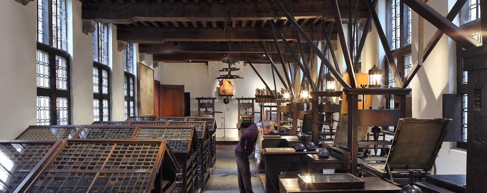 De oude drukkerij met links de letterkasten en rechts de drukpersen