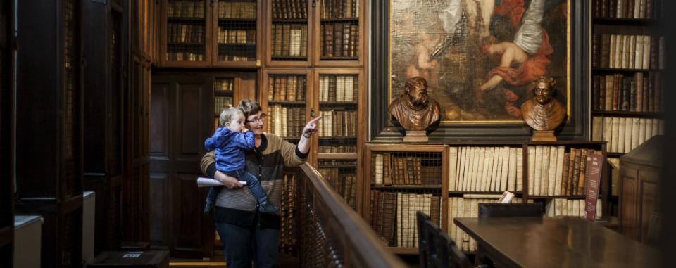 oma met kleinkind in de grote bibliotheek