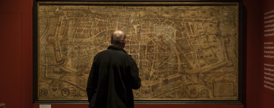 man kijkt naar Bononiensiskaart