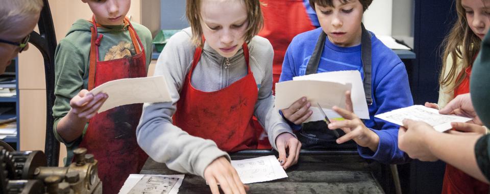kinderen tijdens etsworkshop