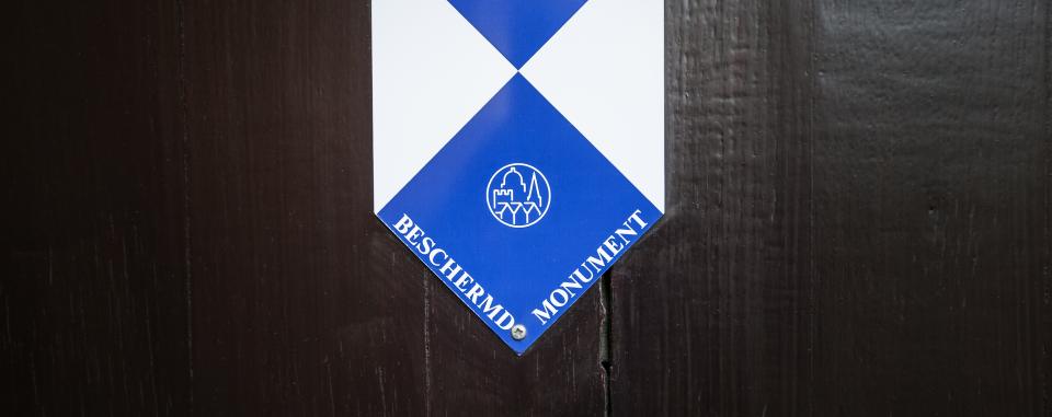 label beschermd monument aan gevel museum Plantin-Moretus