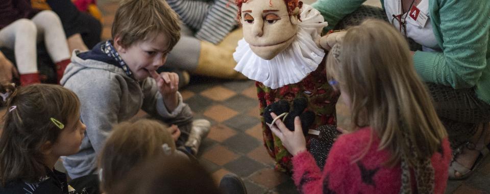 handpop Martina en enkele kinderen