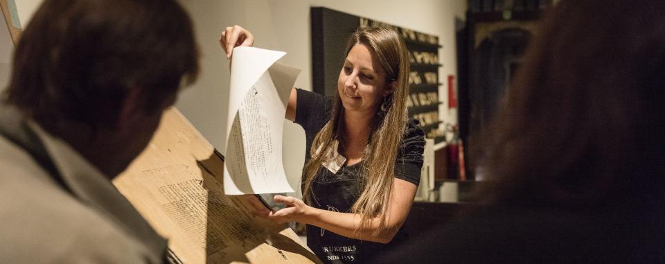 drukker geeft demonstratie aan de drukpers