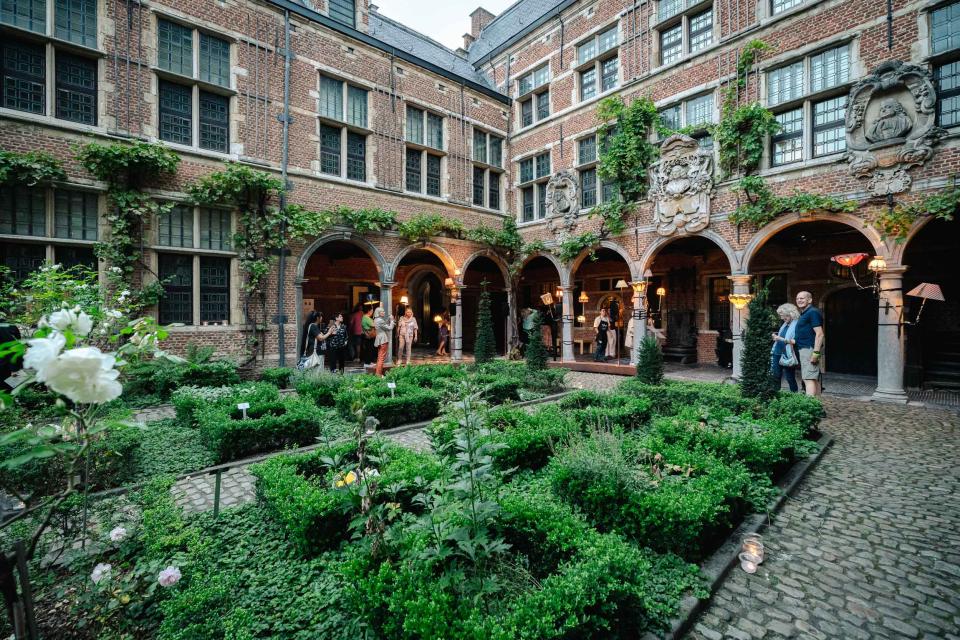 Bezoekers in de binnentuin van het Museum Plantin-Moretus