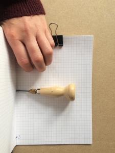 Maak een eigen poëzieboekje - Prikken van de katernen