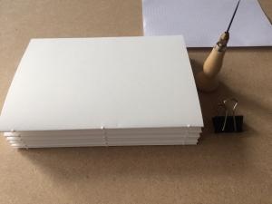 Maak een eigen poëzieboekje - Prikken van de katernen