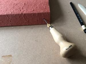 Prik ook door de gaatjes in je rug om te kunnen naaien.