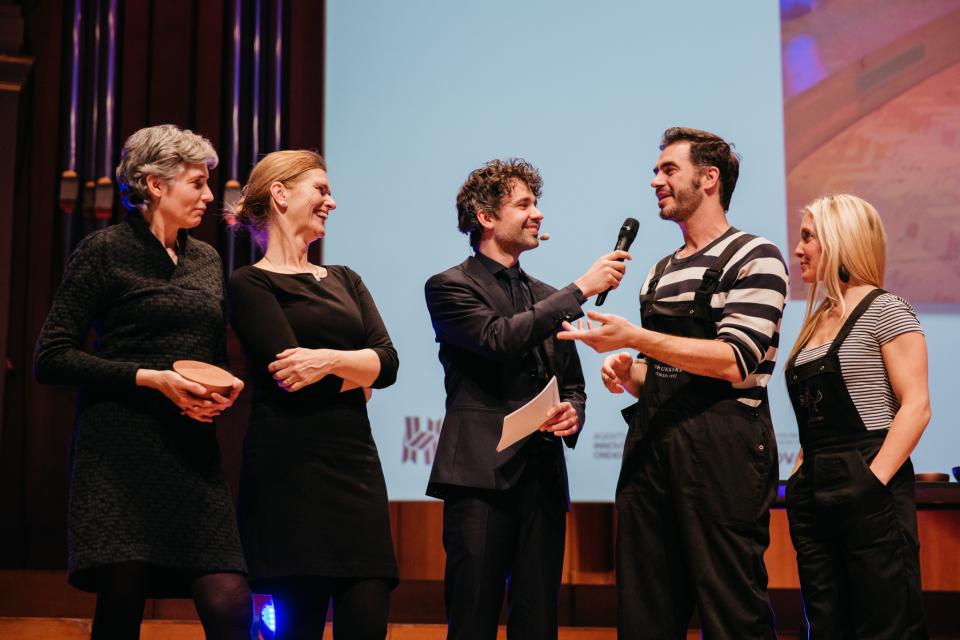 bij de uitreiking van de Henry Van de Velde Award