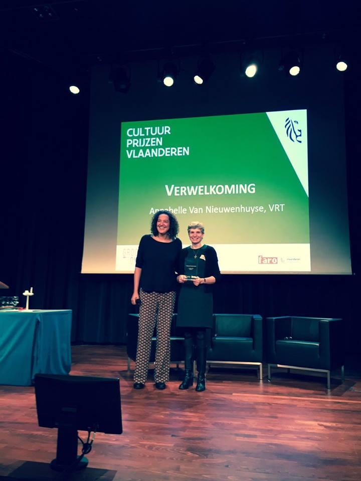 directeur Iris Kockelbergh krijgt de Museum Product Award overhandigd