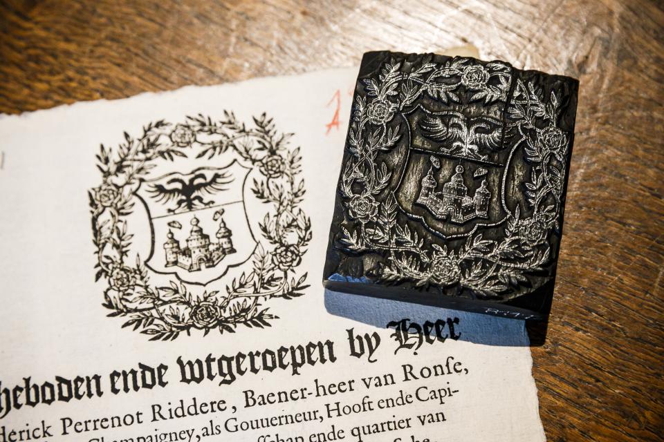 houtblok_wapenschild_afdruk