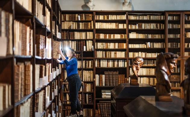 medewerkster zoekt boeken uit die naar Google Books worden verzonden voor digitalisering