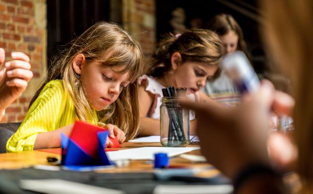 kinderen aan de slag