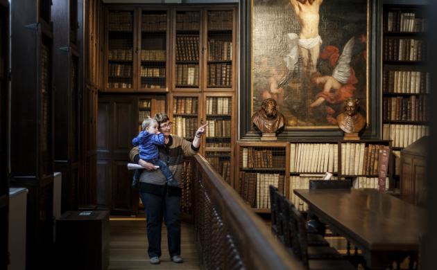 oma met kleinkind in de grote bibliotheek