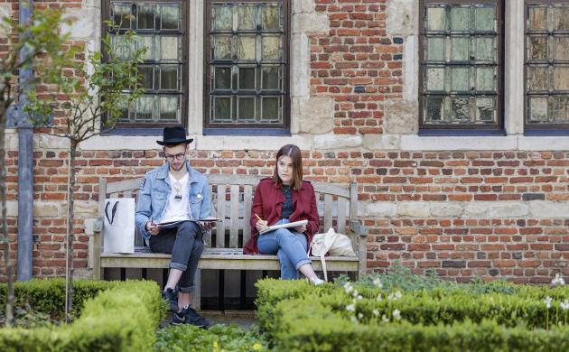 jongeren schetsen in de binnentuin van Museum Plantin-Moretus