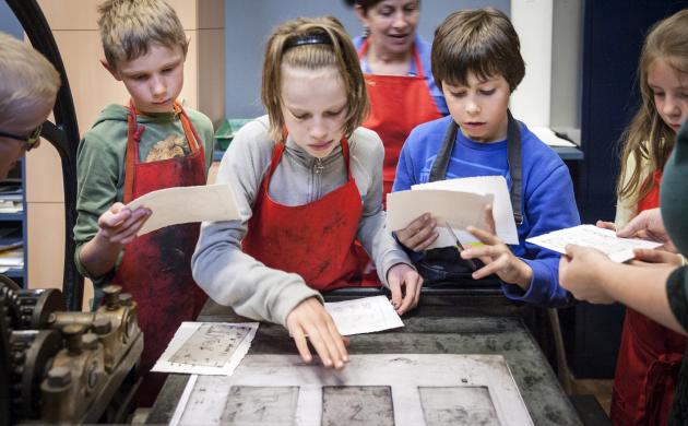 kinderen tijdens etsworkshop