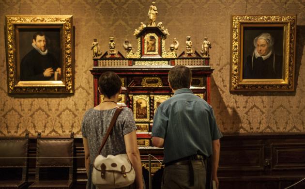 bezoekers bij het kunstkabinet