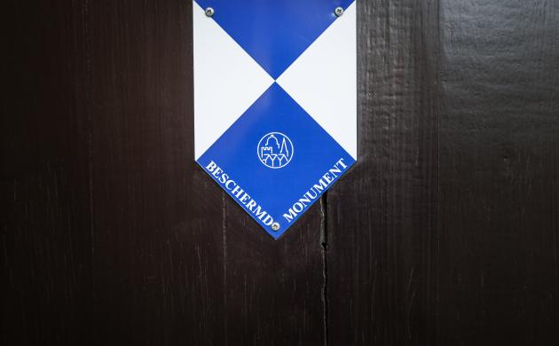 label beschermd monument aan gevel museum Plantin-Moretus