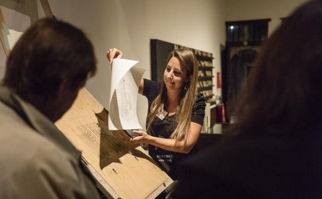 drukker geeft demonstratie aan de drukpers