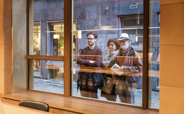 bezoekers aan het raam van de leeszaal