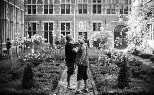 twee bezoekers met mondmasker in de binnentuin van Museum Plantin-Moretus