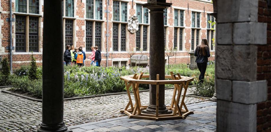 zitbank ontworpen door student architectuur op maat van het museum