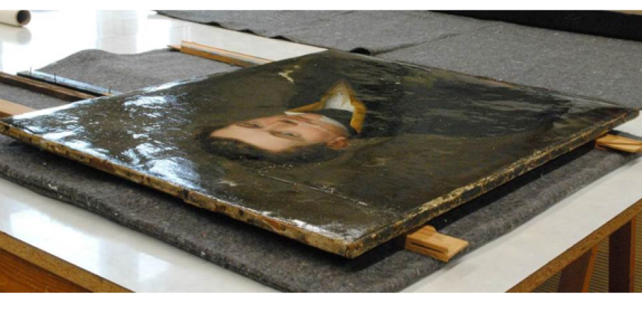 Beeld van een liggend schilderij waarop een jongeman staat afgebeeld