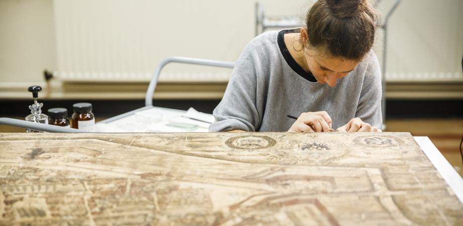 kleine deeltjes van de kaart worden vastgezet met tyloselijm kleine deeltjes van de kaart worden vastgezet met tyloselijm